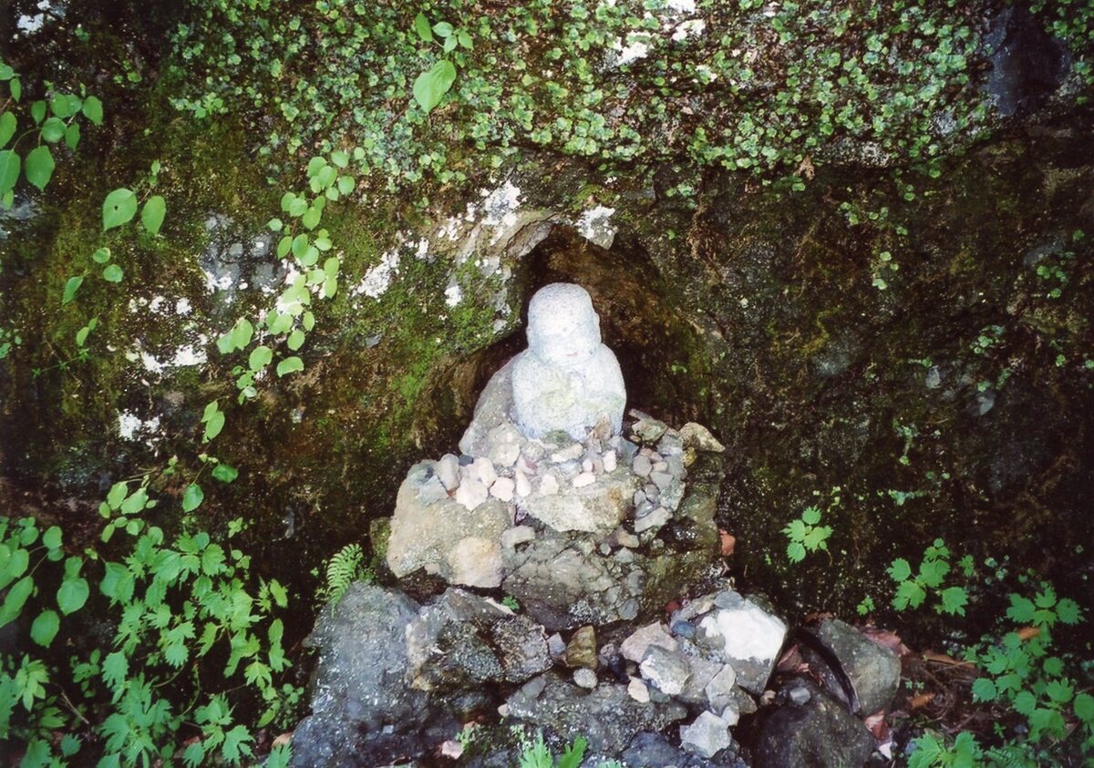 〔写真〕観音様祠跡/三島県令道路改修記念画帖　其之三　西置賜郡小国新道ノ内沼沢村字束子松峠半隧道ノ図