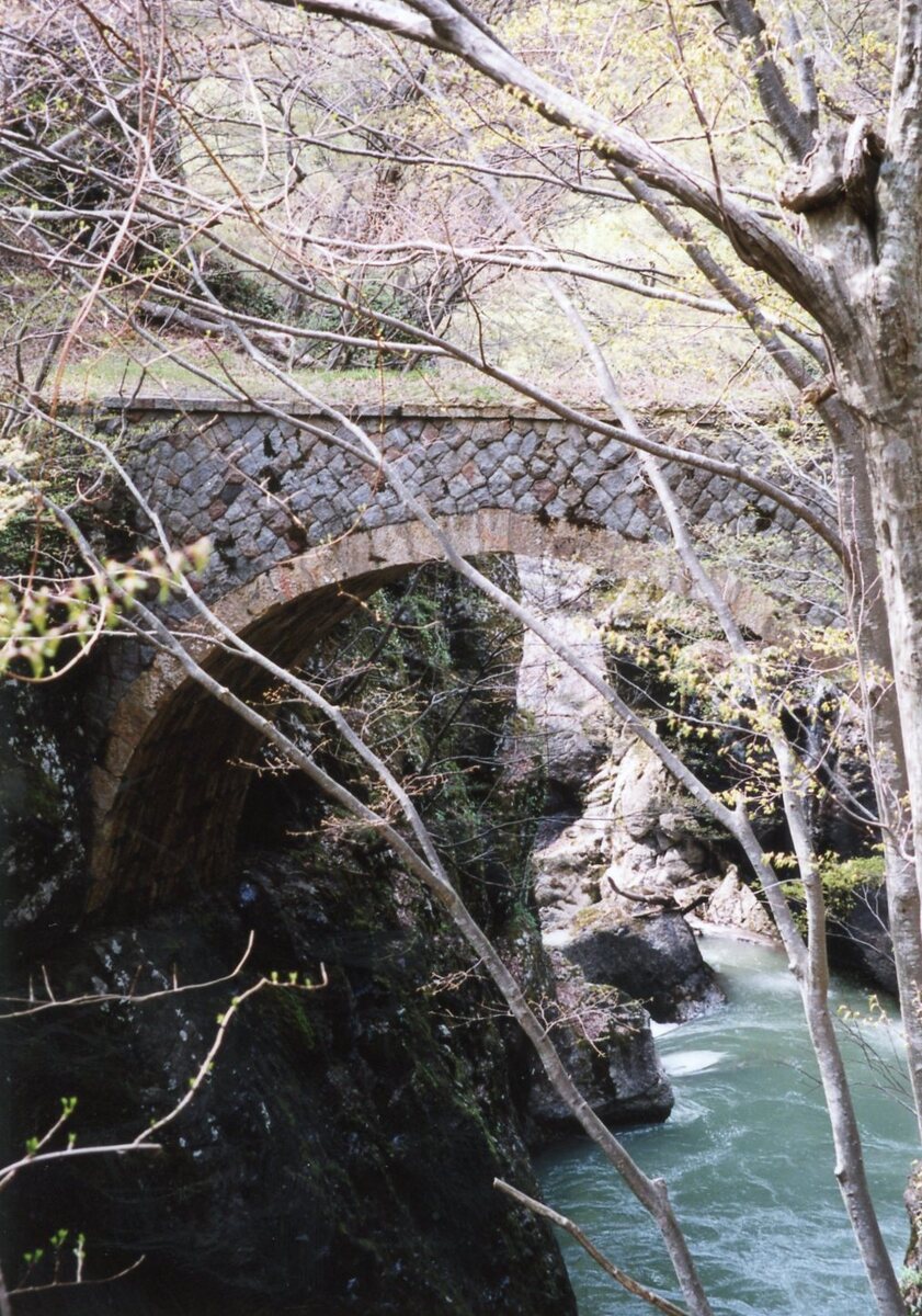 〔写真〕綱取橋/三島県令道路改修記念画帖　其之三　西置賜郡小国新道ノ内沼沢村字束子松峠半隧道ノ図