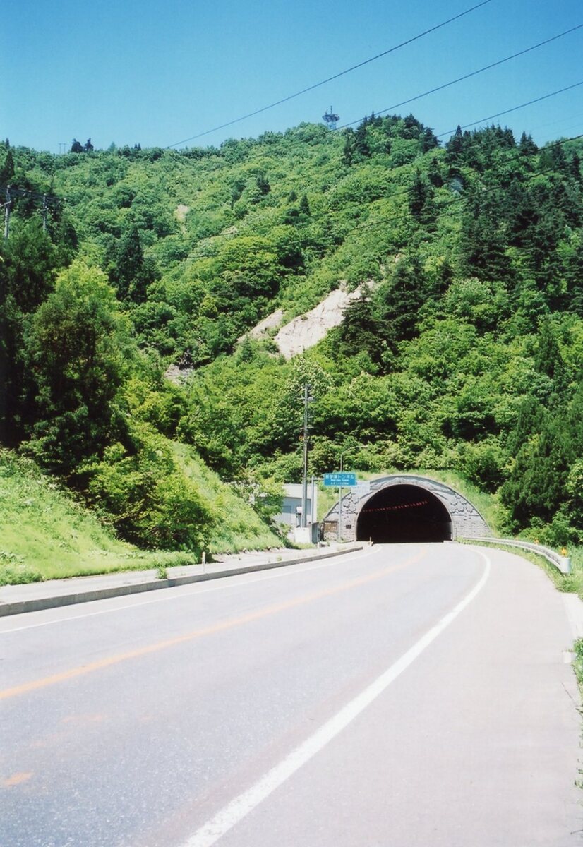 〔写真〕新宇津峠トンネル飯豊側坑口/三島県令道路改修記念画帖　其之三　西置賜郡小国新道ノ内手ノ子村字宇津峠斬リ割リノ図