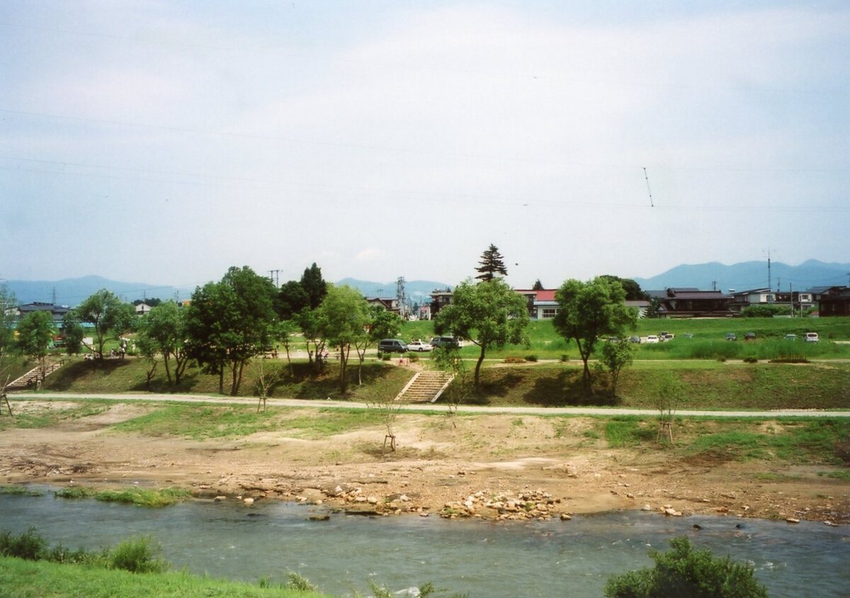 〔写真〕旧松川橋が架けられていた付近/三島県令道路改修記念画帖　其之三　東置賜郡糠ノ目村新道ノ内松川ニ架スル松川橋ノ図