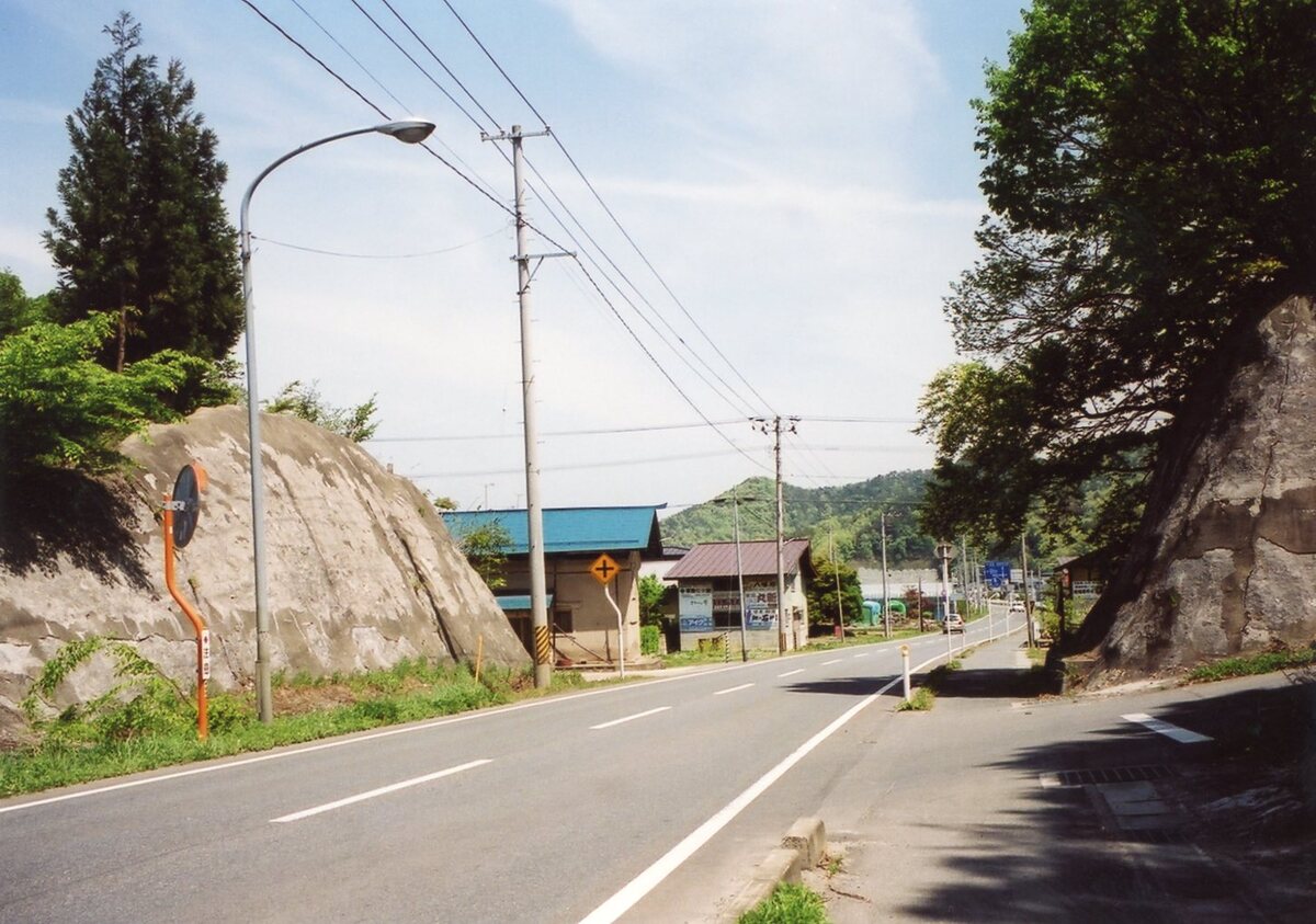 〔写真〕亀岡洞門の跡/三島県令道路改修記念画帖　其之三　東置賜郡亀岡村新道ノ内洞門ヨリ北ニ同郡高畠村地方ヲ望ム図