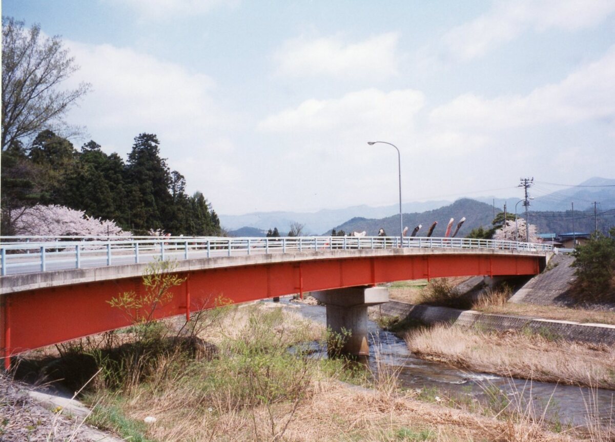 〔写真〕梓川橋から高畠方面を望む/三島県令道路改修記念画帖　其之三　東置賜郡長手村新道ノ内梓川ニ架スル梓橋ノ図