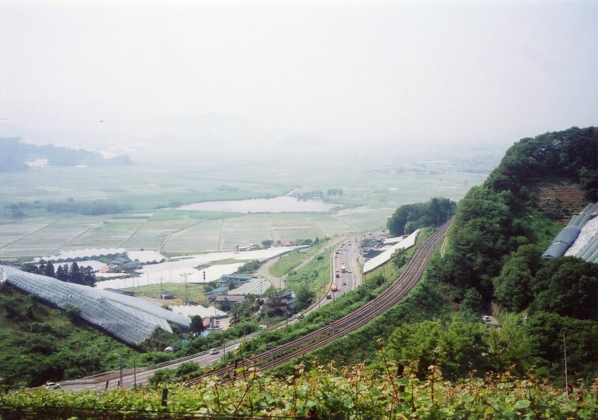 〔写真〕鳥上坂から白竜湖（赤湯沼）を望む/三島県令道路改修記念画帖　其之三　東置賜郡赤湯村新道ノ内字鳥上ヶ坂ヨリ米沢地方幷ニ赤湯沼ヲ望ム図