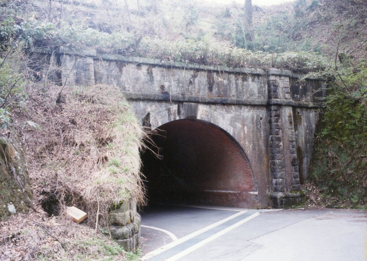 〔写真〕鳥上坂隧道（旧街道側）/三島県令道路改修記念画帖　其之三　東置賜郡赤湯村新道ノ内字鳥上ヶ坂ヨリ米沢地方幷ニ赤湯沼ヲ望ム図