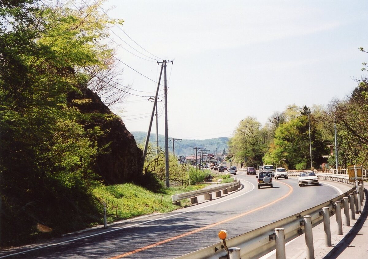 〔写真〕掛け入り石から南陽栄橋方面を望む/三島県令道路改修記念画帖　其之三　東置賜郡中山村新道ノ内字掛ケ入リ石ノ下ヨリ大川ニ架スル境橋ヲ南ニ望ム図