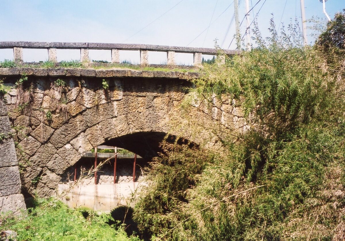 〔写真〕中山橋/三島県令道路改修記念画帖　其之三　東置賜郡中山村新道ノ内字掛ケ入リ石ノ下ヨリ大川ニ架スル境橋ヲ南ニ望ム図