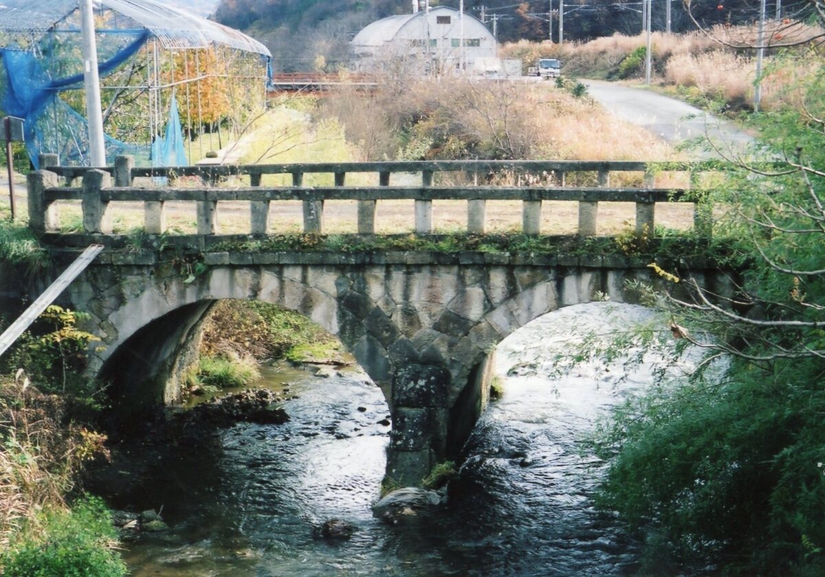 〔写真〕堅磐橋側面/三島県令道路改修記念画帖　其之三　南村山郡川口村新道ノ内大川ニ架スル堅磐橋ノ図