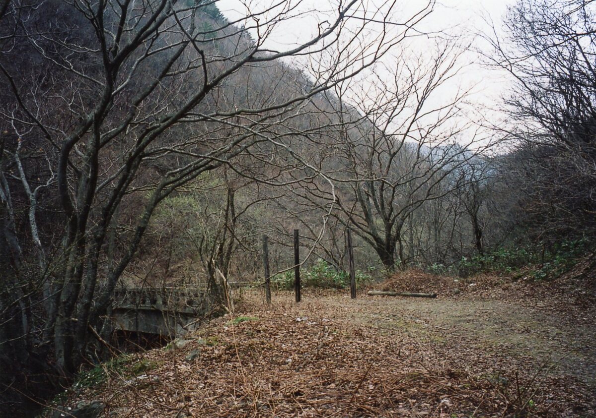 〔写真〕永晶橋旧道から関山峠方面を望む/三島県令道路改修記念画帖　其之三　北村山郡関山村新道ノ内字小屋ノ原ヨリ関山隧道ヲ望ム図