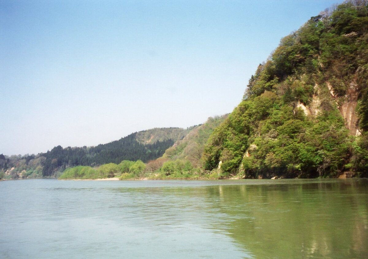 〔写真〕本合海渡し場付近から八向山を望む/三島県令道路改修記念画帖　其之三　最上郡元合海ト蔵岡村ノ間最上川渡船場ノ図