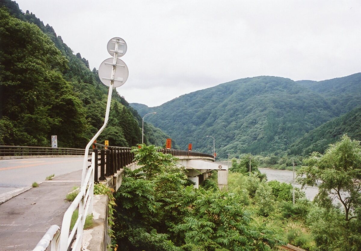 〔写真〕猪鼻高架橋から/三島県令道路改修記念画帖　其之三　最上郡岩根新道ノ内草薙村字座頭頽隧道ノ図