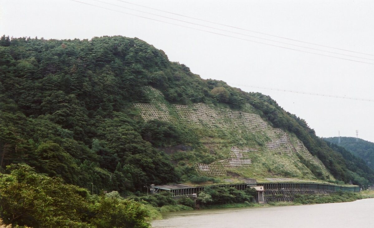 〔写真〕腹巻岩/三島県令道路改修記念画帖　其之三　最上郡岩根新道ノ内草薙村字腹巻岩ノ図