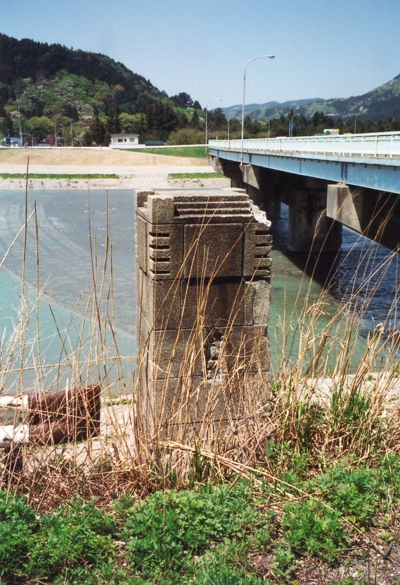 〔写真〕前東雲橋親柱/三島県令道路改修記念画帖　其之三　東田川郡岩根新道ノ内立谷沢川ニ架スル東雲橋ノ図