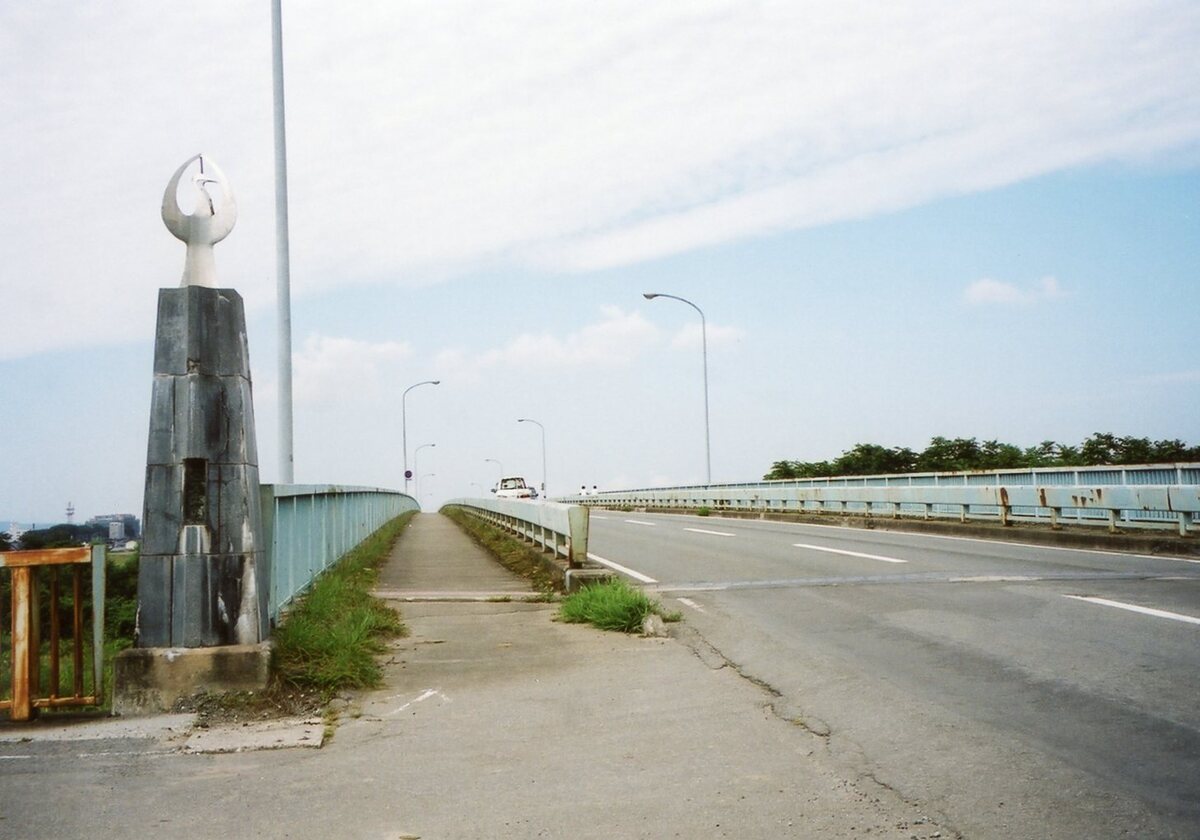 〔写真〕藤島町方面から鶴岡市内に向かって三川橋正面/三島県令道路改修記念画帖　其之三　西田川郡赤川ニ架スル三川橋々上ノ図