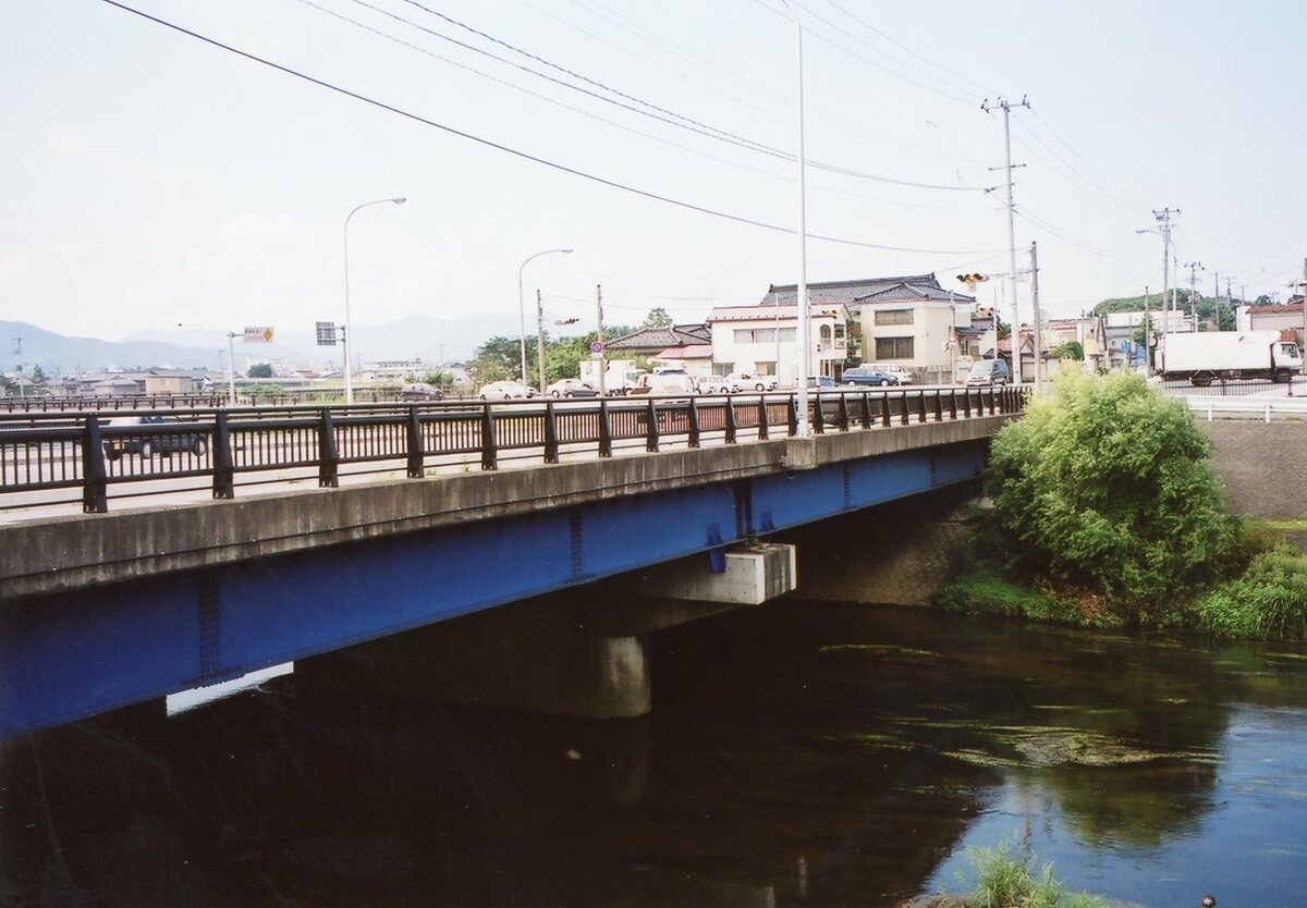 〔写真〕鶴岡市内に向かって内川橋を望む/三島県令道路改修記念画帖　其之三　西田川郡赤川ニ架スル三川橋図ノ一