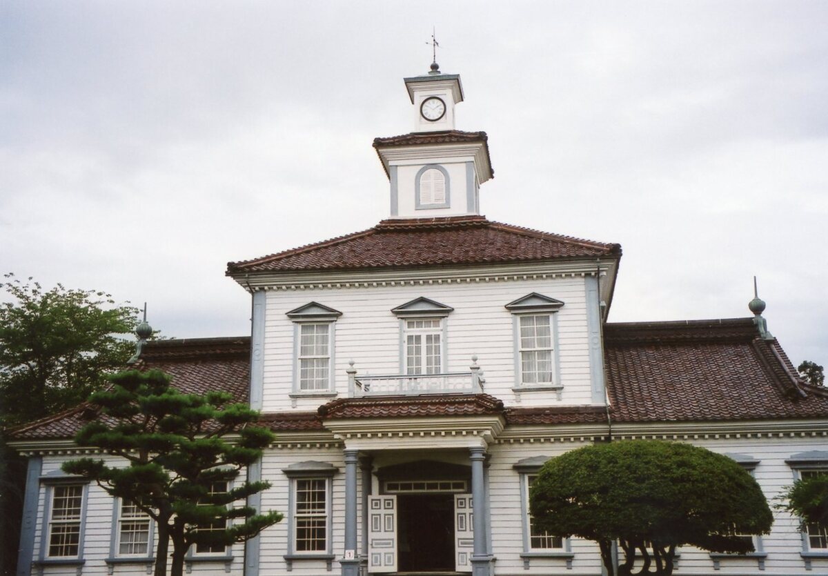 〔写真〕旧西田川郡役所（致道博物館）/三島県令道路改修記念画帖　其之三　西田川郡赤川ニ架スル三川橋図ノ三