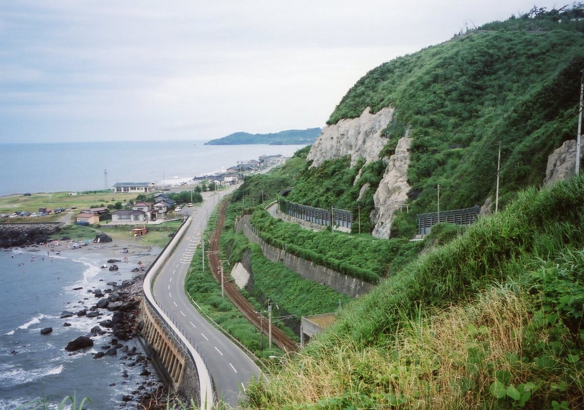 〔写真〕南光坊坂（吹浦小学校近く）海上を見る/三島県令道路改修記念画帖　其之三　飽海郡吹浦村新道ノ内字南光坂ヨリ海上ヲ瞰ル図