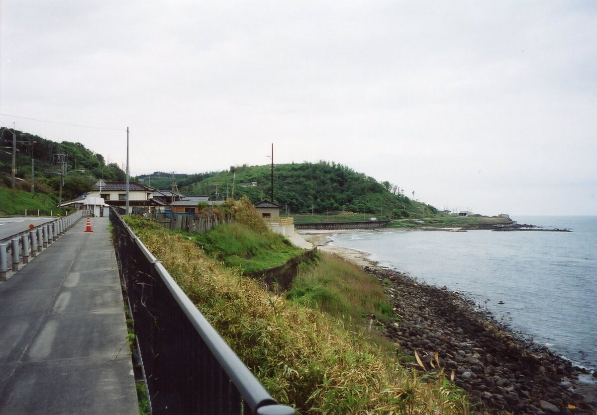 〔写真〕鳥崎から湯の田方面を望む/三島県令道路改修記念画帖　其之三　飽海郡吹浦村新道ノ内字湯ノ田地方ヲ望ム図