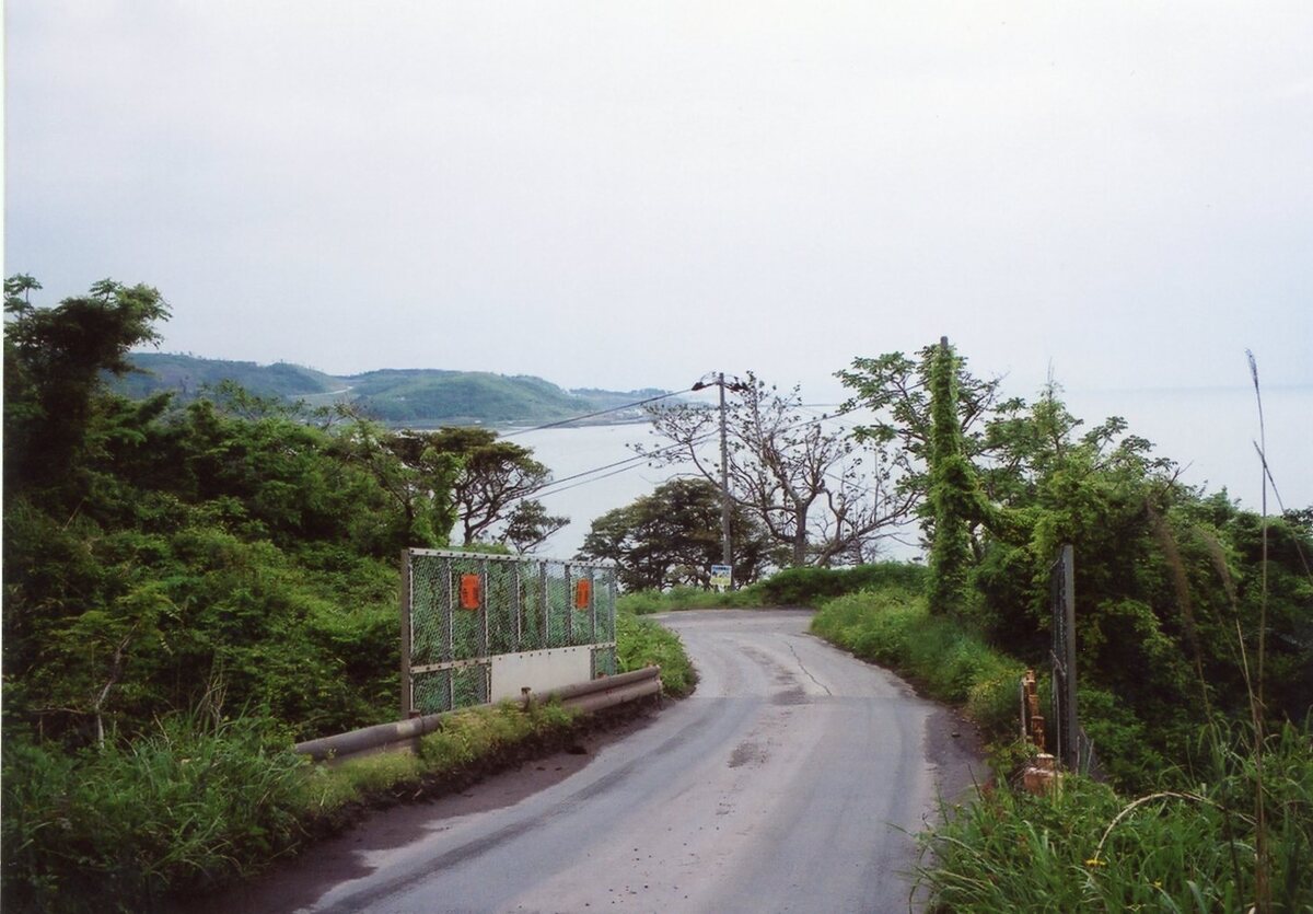 〔写真〕切り割りより南方海面を望む/三島県令道路改修記念画帖　其之三　飽海郡三崎新道ノ内字有那無那ノ関趾切リ割ヨリ南ニ海面ヲ望ム図