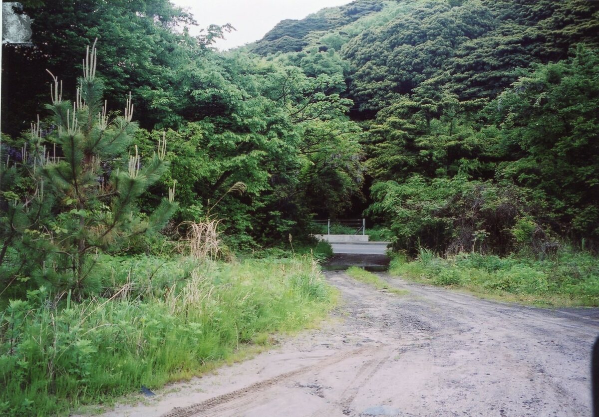 〔写真〕切り割りより北方向（山側）/三島県令道路改修記念画帖　其之三　飽海郡三崎新道ノ内字有那無那ノ関趾切リ割ヨリ南ニ海面ヲ望ム図