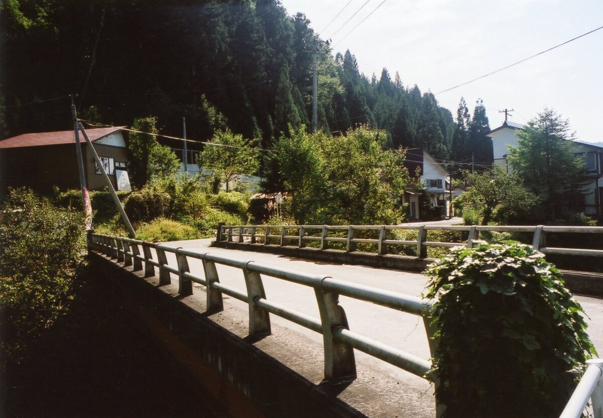 〔写真〕現萬代橋/三島県令道路改修記念画帖　其之三　最上郡三峠新道ノ内及位村及位川ニ架スル萬代橋ノ図