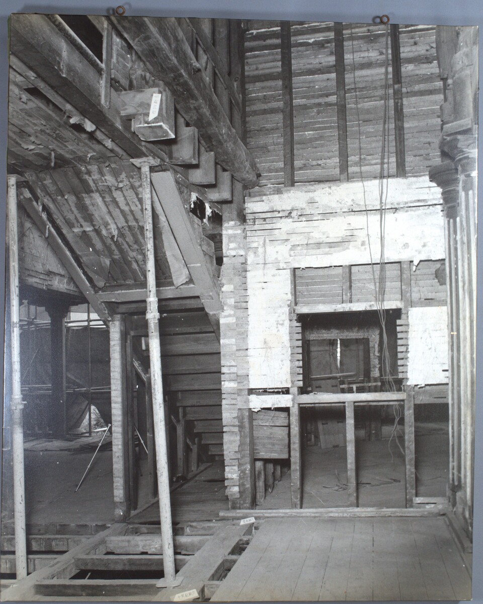 〔写真〕旧済生館本館　解体工事中　一階階段下