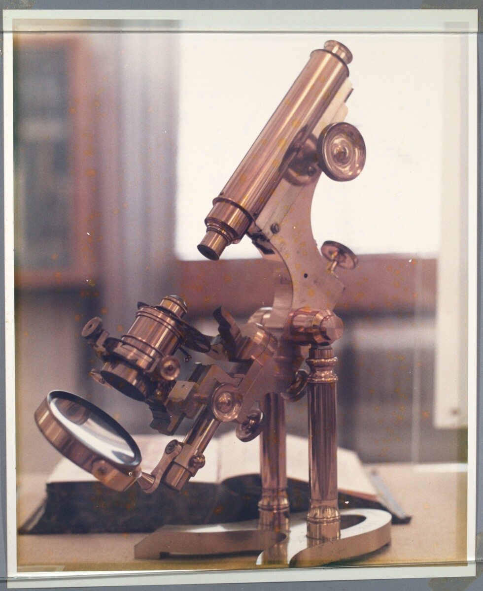 〔写真〕ビル･ロート博士使用の顕微鏡
