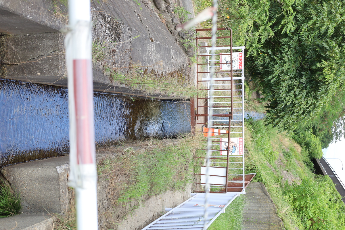 〔山形五堰写真〕山形大橋の下を流れる双月堰（国道１３号線）