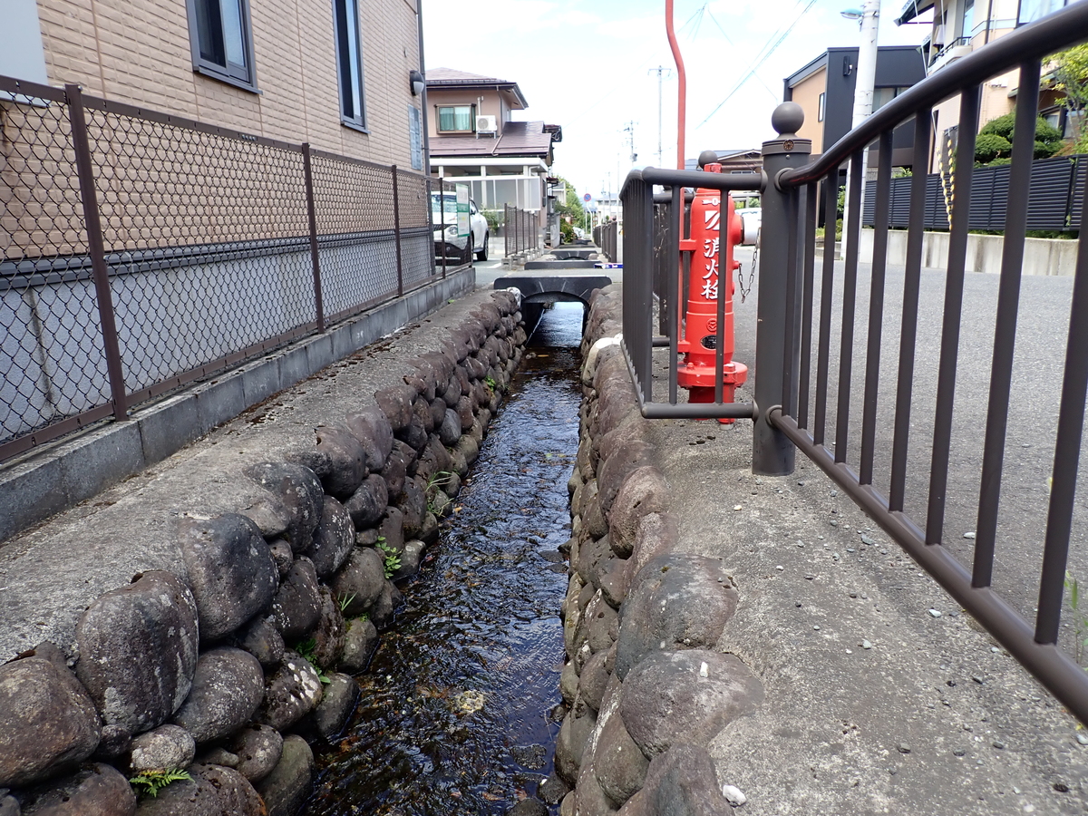 〔山形五堰写真〕第八小学校北側を流れる八ヶ郷堰・御殿堰