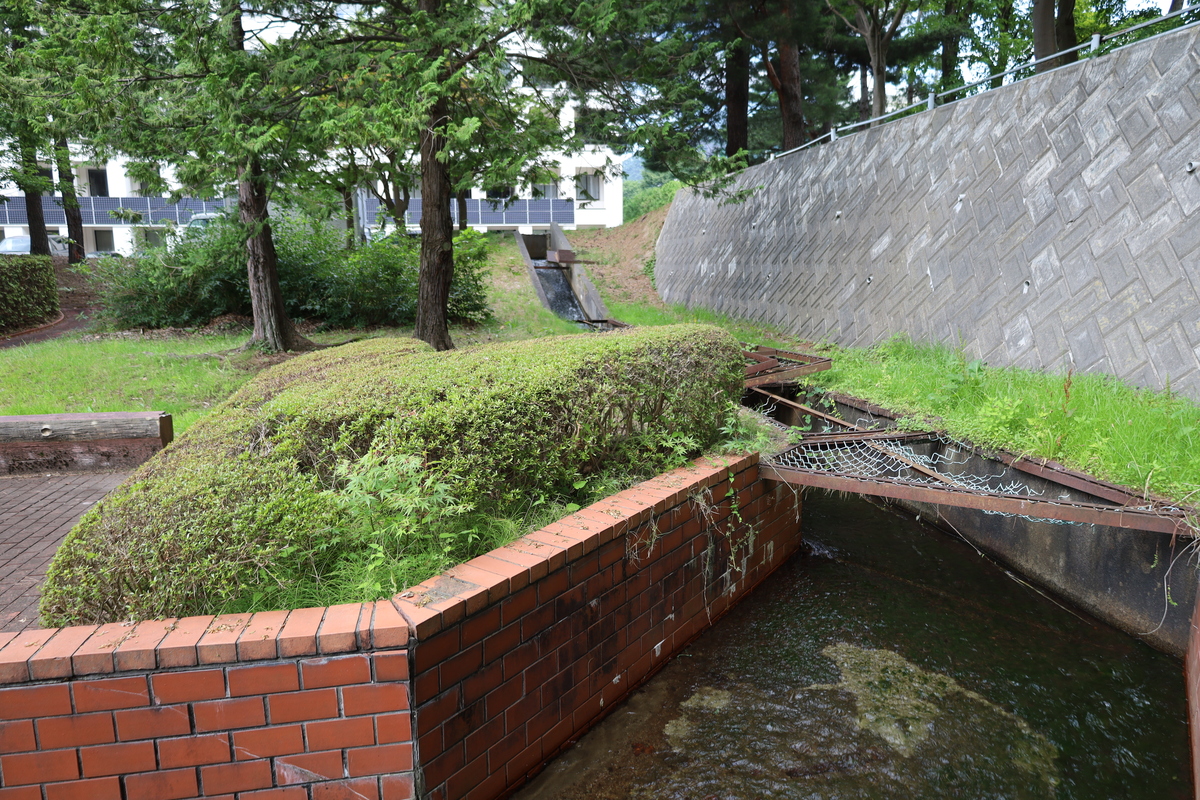 〔山形五堰写真〕山形県警察本部前を流れる笹堰