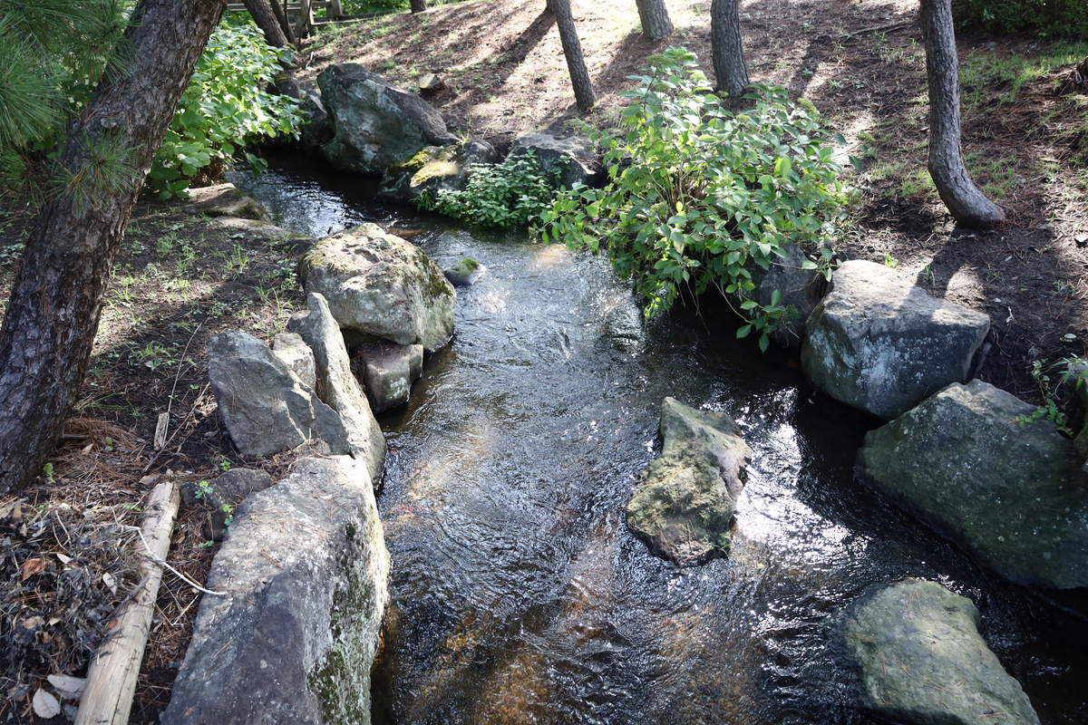 〔山形五堰写真〕山形県庁前緑地を流れる笹堰